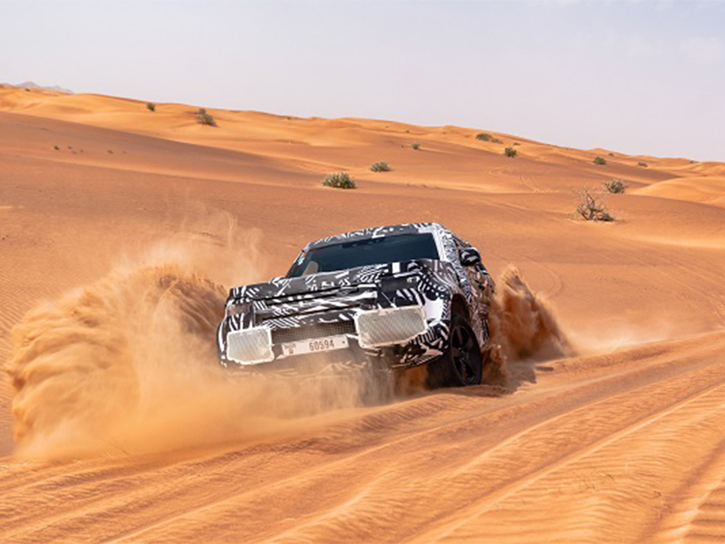 بالفيديو والصور.. قدرات هائلة لـ" لاند روڤر ديفندر"على كثبان دبي الرملية